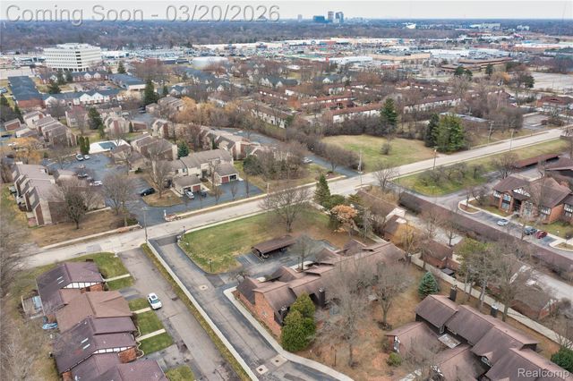 29332 Wellington Road W, Southfield, MI 48034