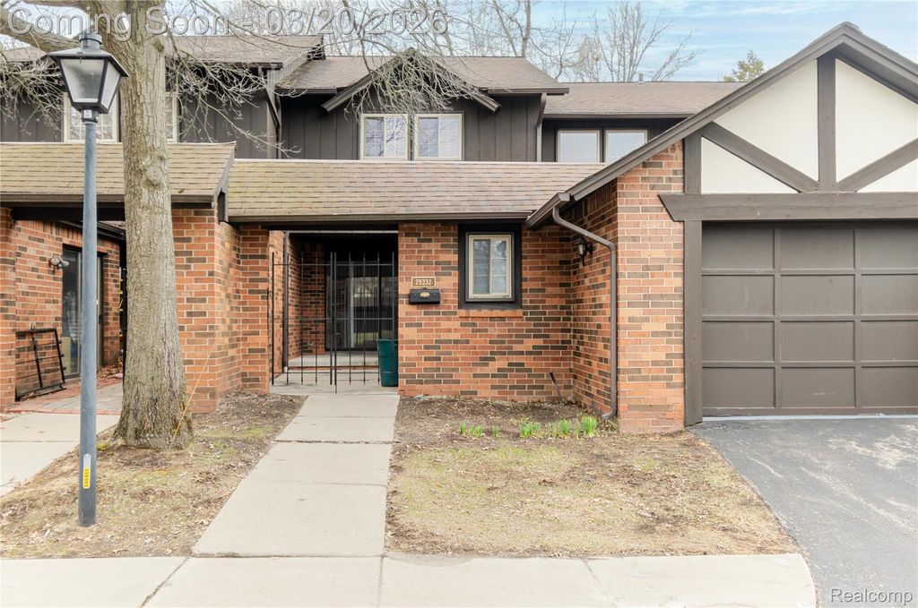 29332 Wellington Road W, Southfield, MI 48034