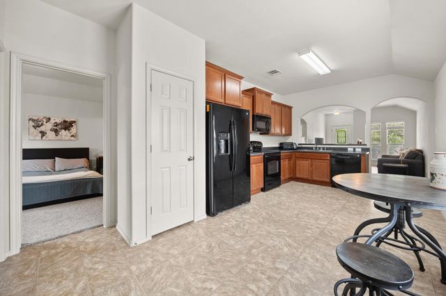 621 Amber LN, Jarrell, TX 76537