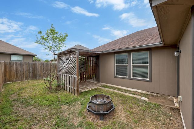 621 Amber LN, Jarrell, TX 76537