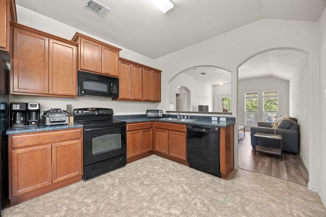 621 Amber LN, Jarrell, TX 76537