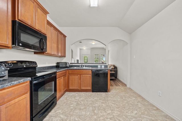 621 Amber LN, Jarrell, TX 76537