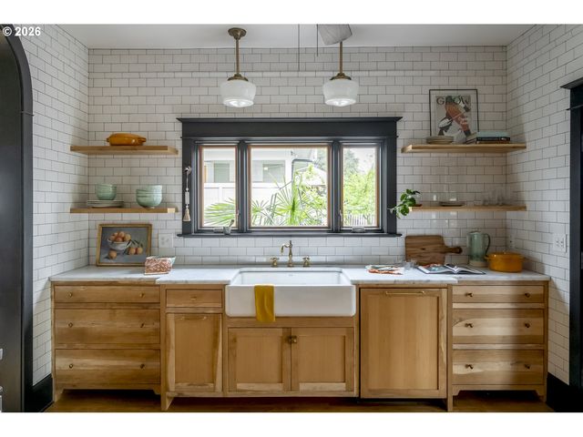 7027 N MOORE Ave, Portland, OR 97217