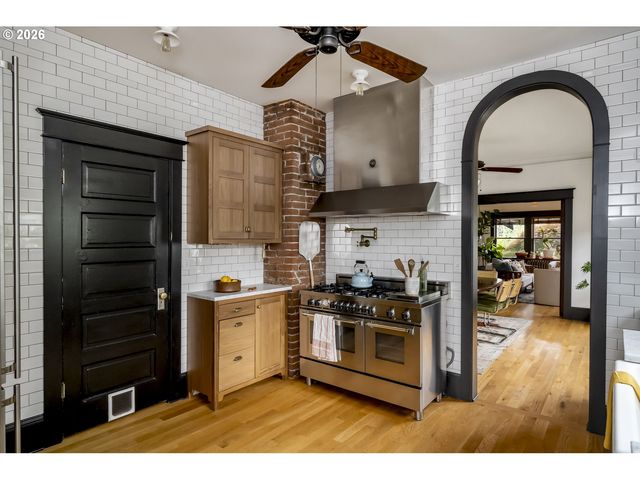 7027 N MOORE Ave, Portland, OR 97217