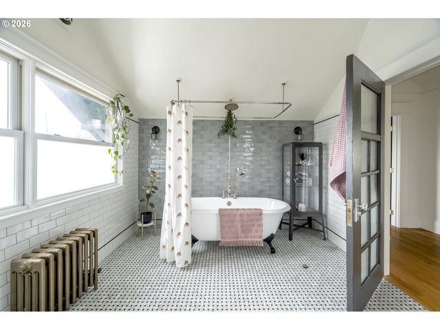 7027 N MOORE Ave, Portland, OR 97217