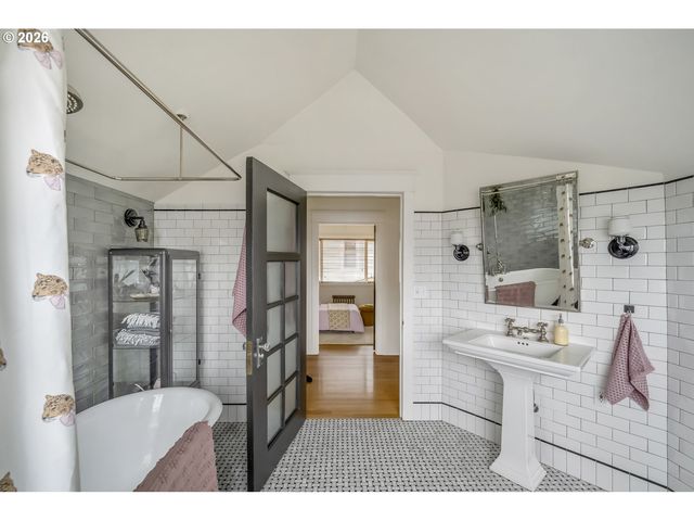 7027 N MOORE Ave, Portland, OR 97217