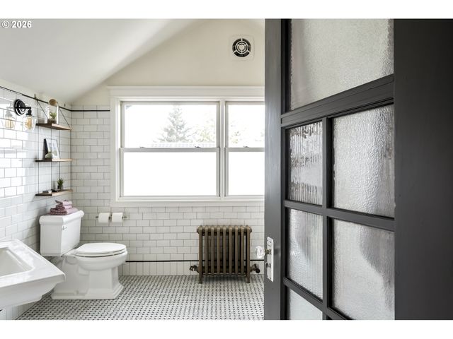 7027 N MOORE Ave, Portland, OR 97217