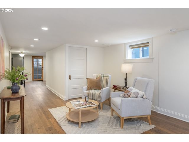 7027 N MOORE Ave, Portland, OR 97217