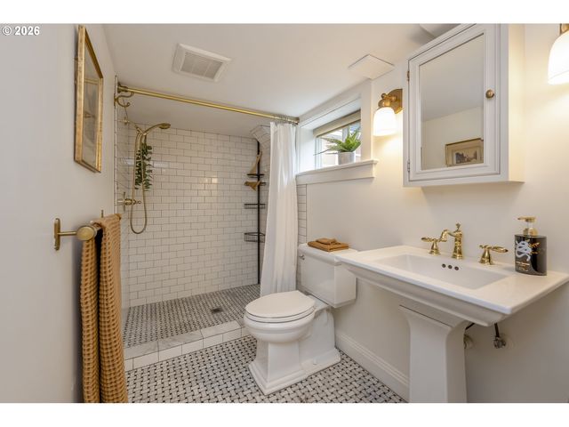 7027 N MOORE Ave, Portland, OR 97217