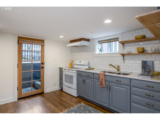 7027 N MOORE Ave, Portland, OR 97217