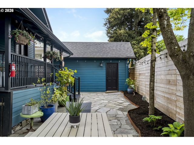 7027 N MOORE Ave, Portland, OR 97217