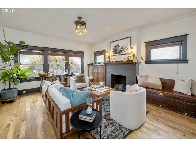 7027 N MOORE Ave, Portland, OR 97217