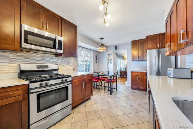 2 Wellesley Lane, Hicksville, NY 11801