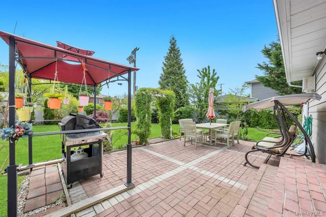 2 Wellesley Lane, Hicksville, NY 11801