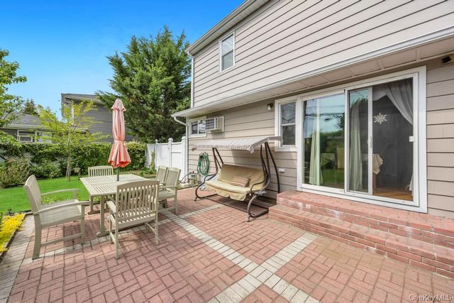 2 Wellesley Lane, Hicksville, NY 11801