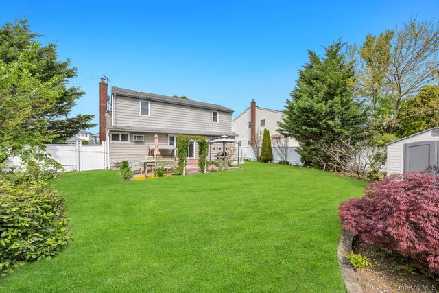 2 Wellesley Lane, Hicksville, NY 11801