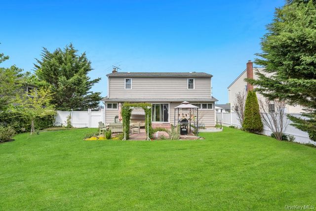 2 Wellesley Lane, Hicksville, NY 11801