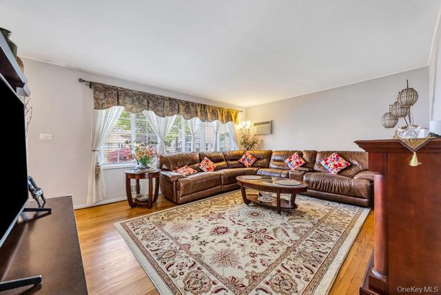 2 Wellesley Lane, Hicksville, NY 11801
