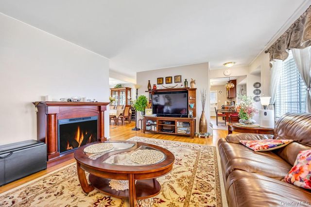 2 Wellesley Lane, Hicksville, NY 11801