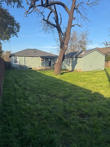 3020 E Hedges Avenue, Fresno, CA 93703