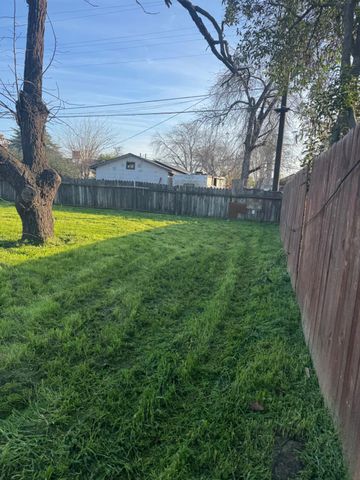 3020 E Hedges Avenue, Fresno, CA 93703