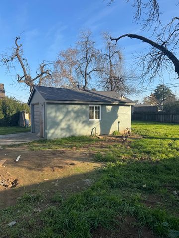3020 E Hedges Avenue, Fresno, CA 93703