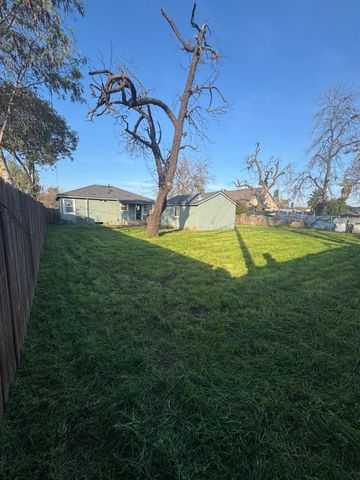 3020 E Hedges Avenue, Fresno, CA 93703