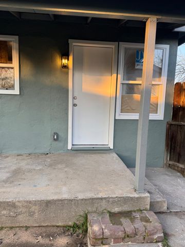 3020 E Hedges Avenue, Fresno, CA 93703