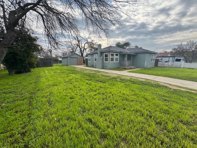 3020 E Hedges Avenue, Fresno, CA 93703