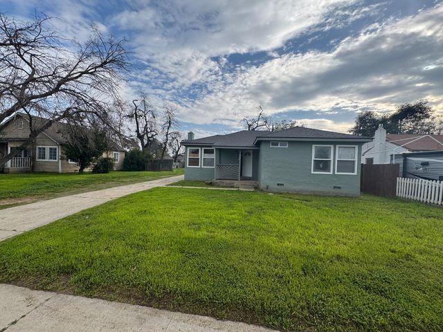 3020 E Hedges Avenue, Fresno, CA 93703