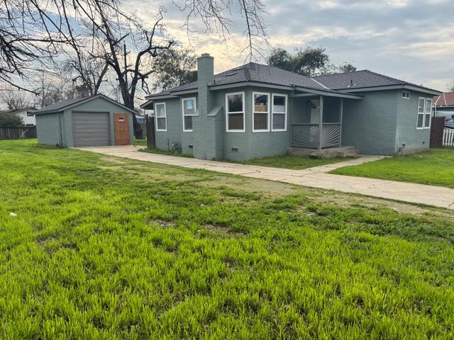 3020 E Hedges Avenue, Fresno, CA 93703