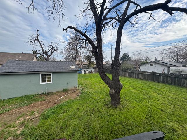 3020 E Hedges Avenue, Fresno, CA 93703