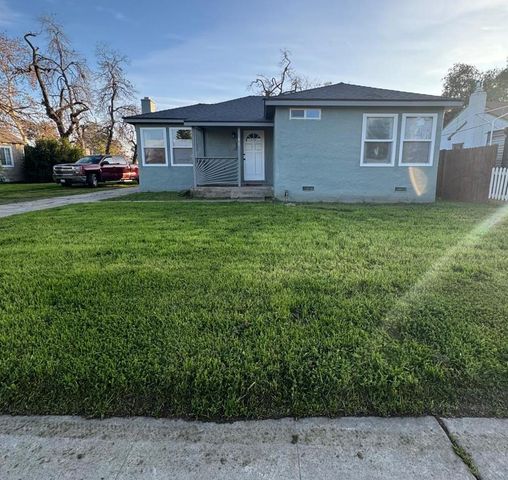 3020 E Hedges Avenue, Fresno, CA 93703