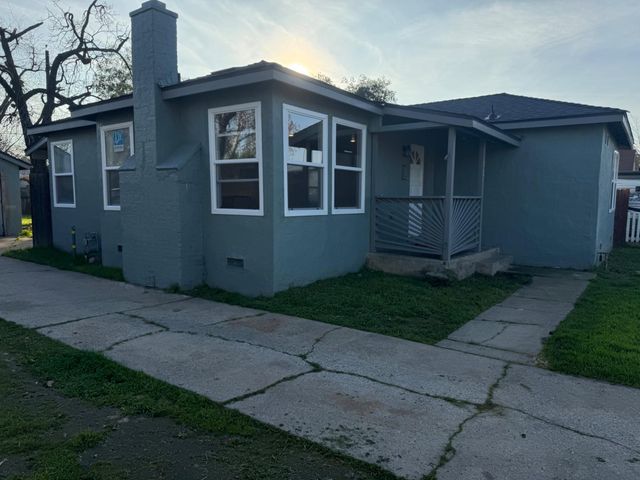 3020 E Hedges Avenue, Fresno, CA 93703