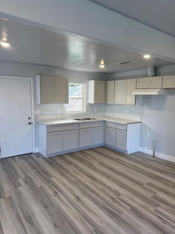 3020 E Hedges Avenue, Fresno, CA 93703