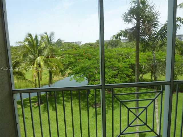 3500 Oaks Clubhouse Dr 308, Pompano Beach, FL 33069