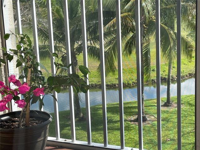 3500 Oaks Clubhouse Dr 308, Pompano Beach, FL 33069