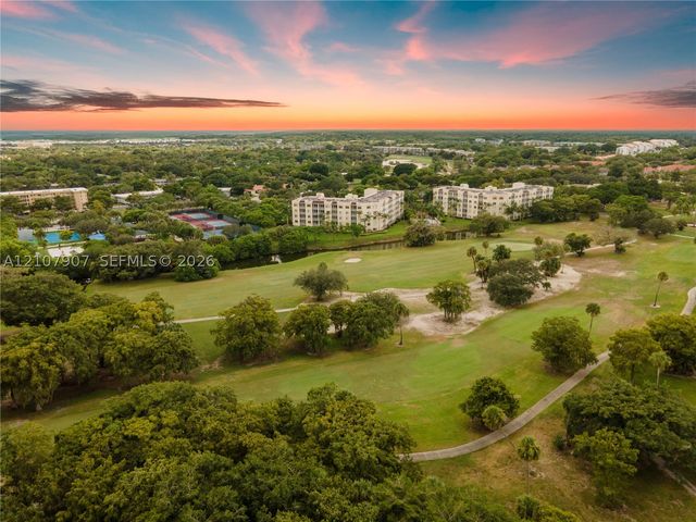 3500 Oaks Clubhouse Dr 308, Pompano Beach, FL 33069