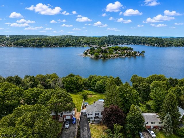 15 Musconetcong Ave, Hopatcong Boro, NJ 07843