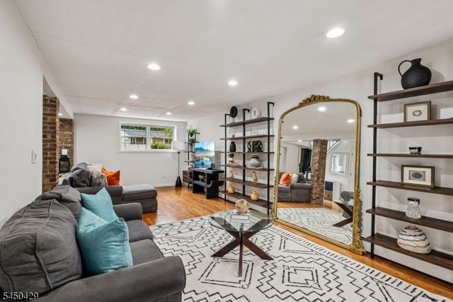 15 Musconetcong Ave, Hopatcong Boro, NJ 07843