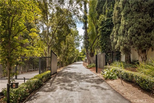 19540 Wells Drive, Tarzana, CA 91356
