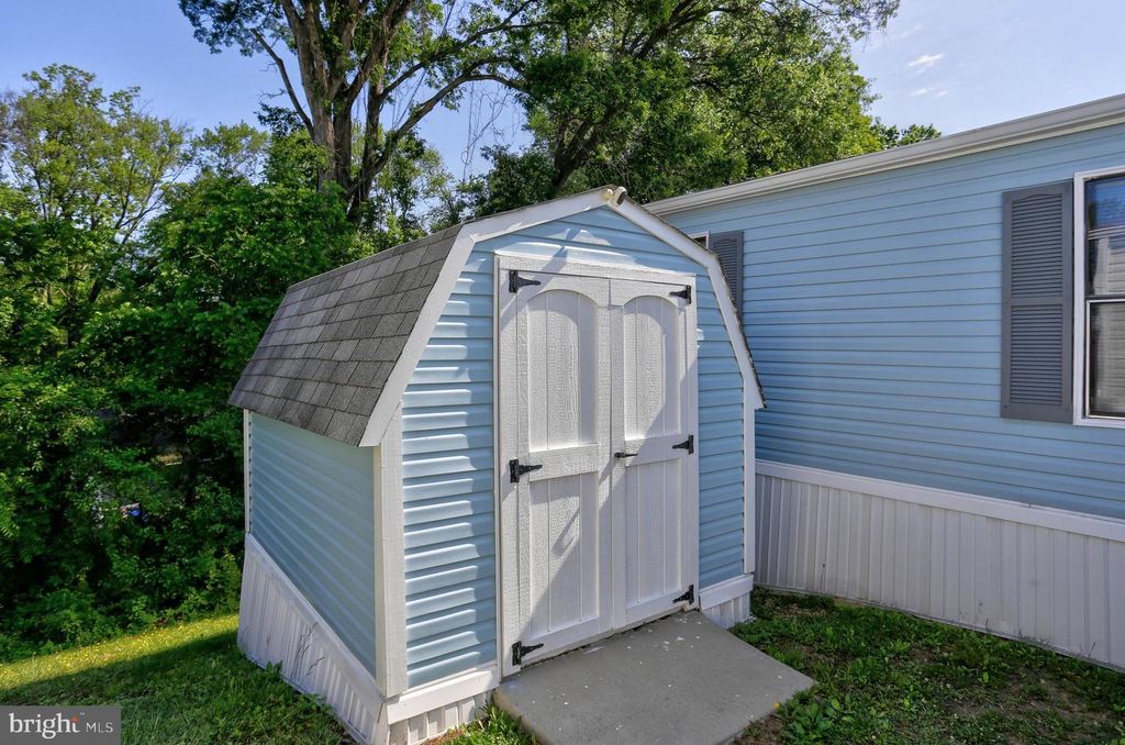 Image 27 of property listing at 8353 ASHWOOD RD #8353, Jessup, MD 20794