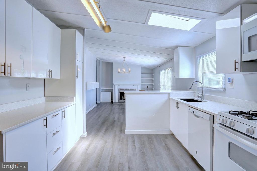 Image 6 of property listing at 8353 ASHWOOD RD #8353, Jessup, MD 20794