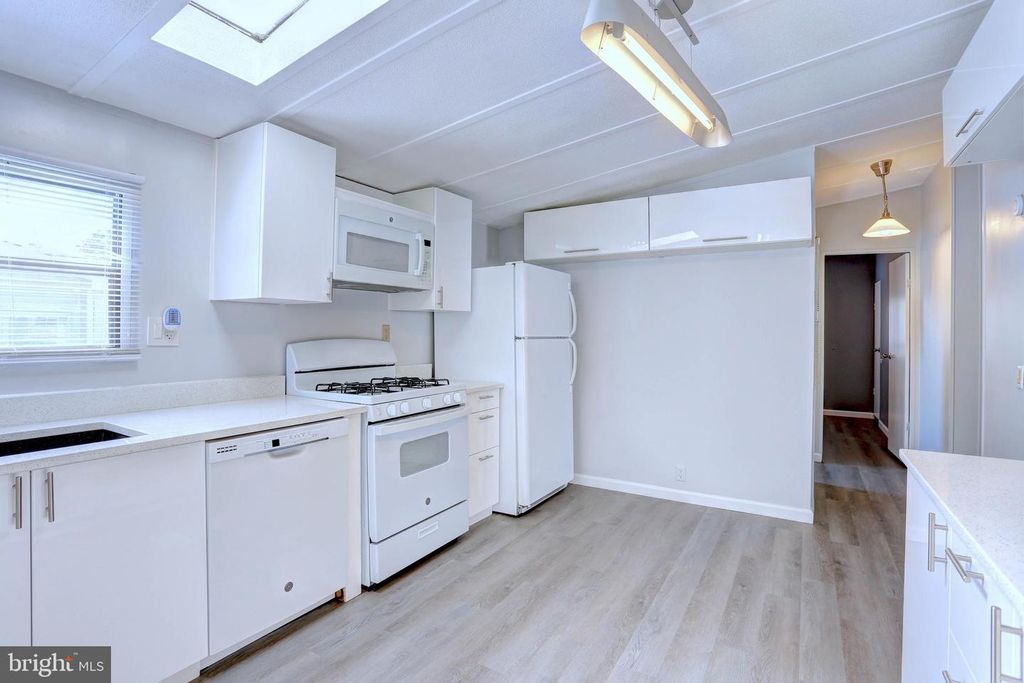 Image 8 of property listing at 8353 ASHWOOD RD #8353, Jessup, MD 20794