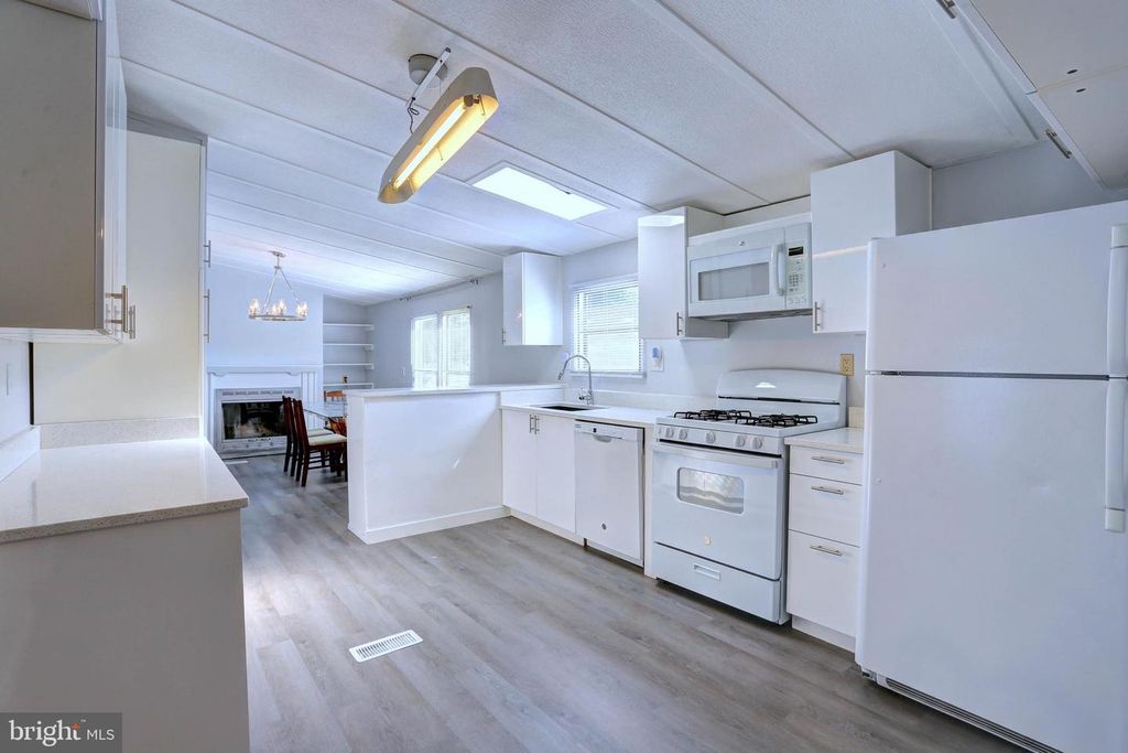 Image 9 of property listing at 8353 ASHWOOD RD #8353, Jessup, MD 20794