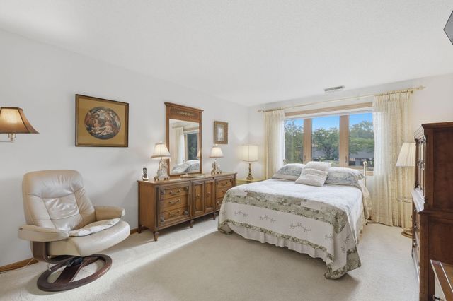 32 11th Avenue S 216, Hopkins, MN 55343