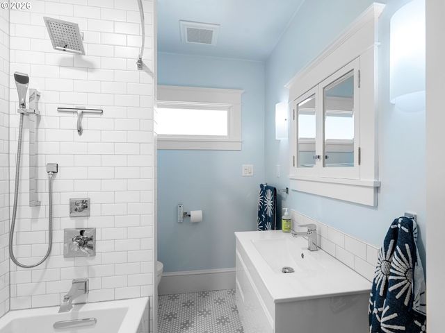 7100 Sw BRIER Pl, Portland, OR 97219