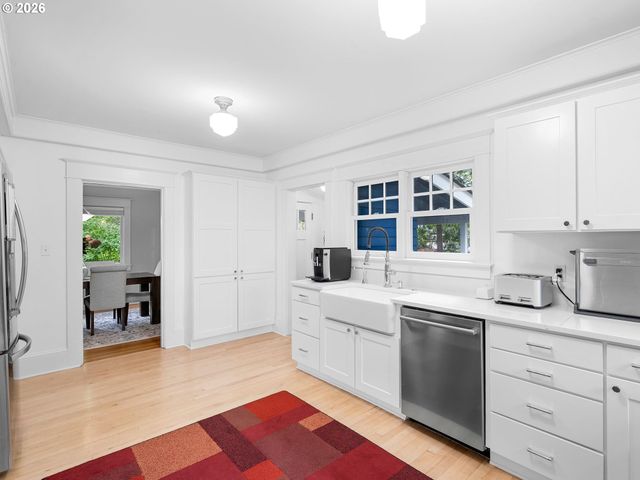 7100 Sw BRIER Pl, Portland, OR 97219