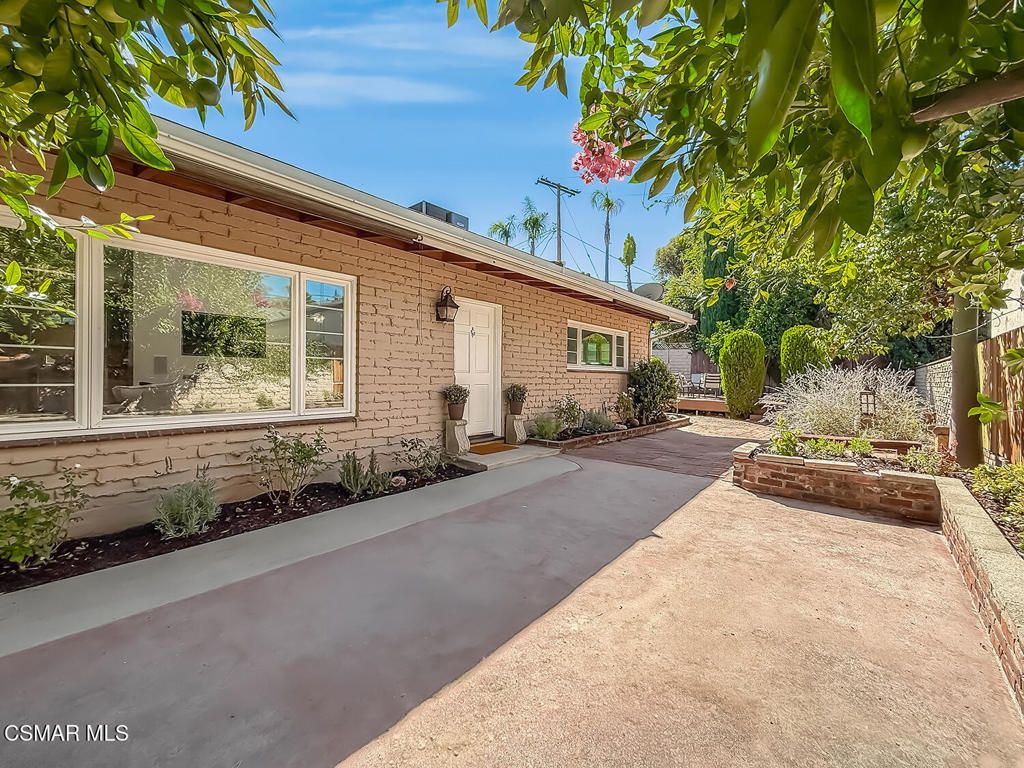 21222 Martinez Street, Woodland Hills, CA 91364 — exterior
