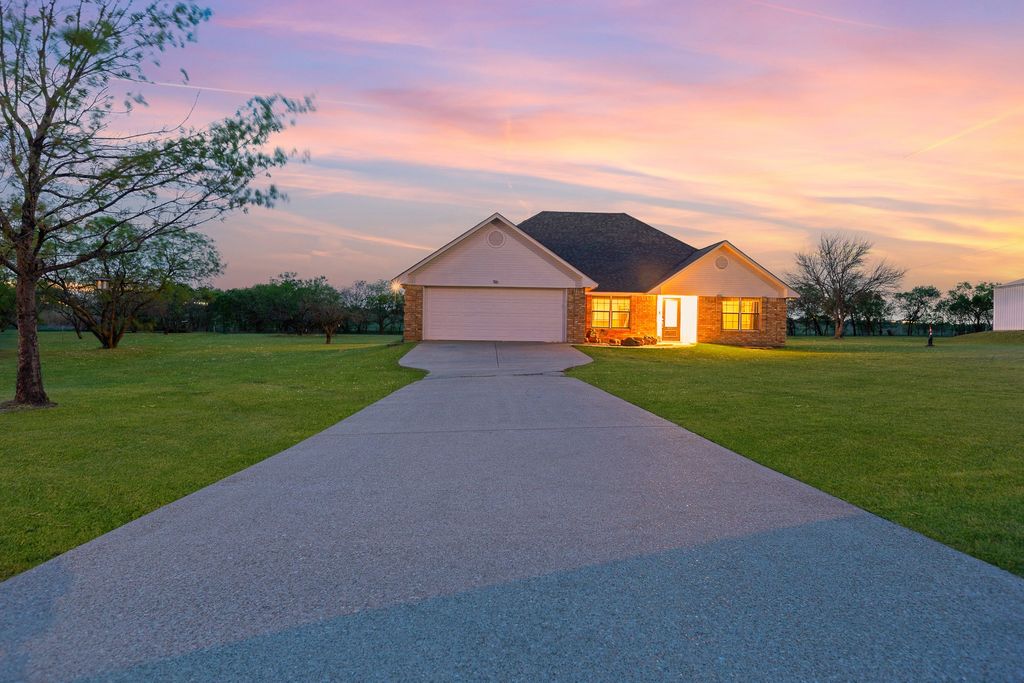 116 Creekview Circle, Maypearl, TX 76064